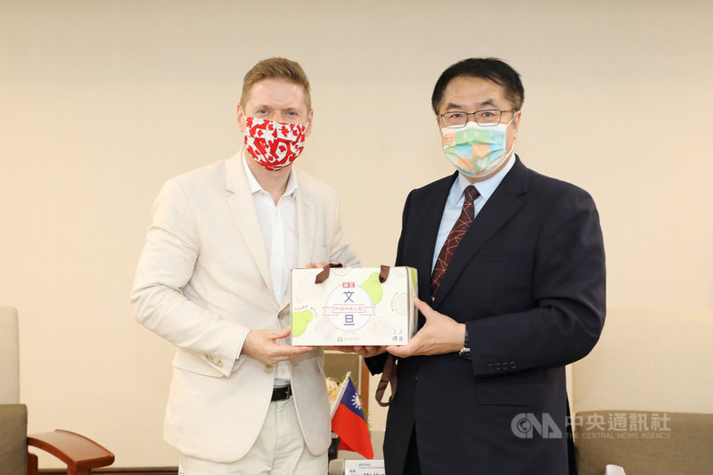 加拿大駐台北貿易辦事處代表芮喬丹(Jordan Reeves)(左)27日拜會台南市長黃偉哲(右),雙方就台南和加拿大間教育及文化合作進行交流。(台南市政府提供)中央社記者張榮祥台南傳真 110年8月27日