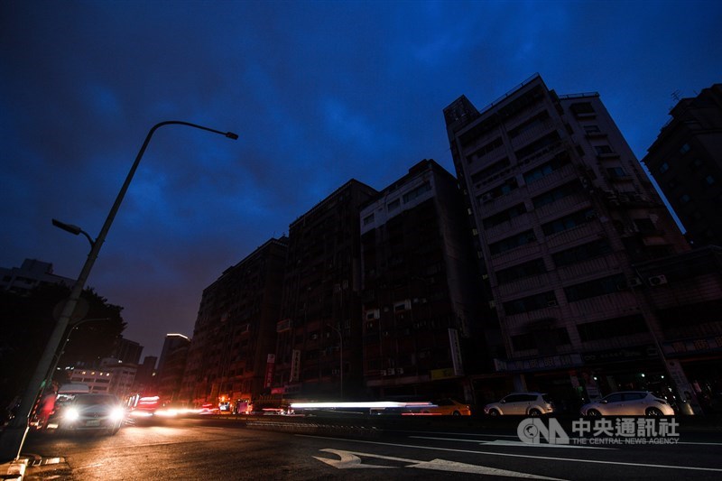 經濟部長王美花表示,台電3起事故都有人員疏失,台電董事長楊偉甫、總經理鍾炳利督導不周,各記1大過。圖為5月13日台北市萬華區停電。(中央社檔案照片)