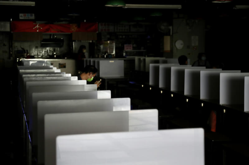 圖為513大停電，商家受到停電影響，店內一片漆黑。（中央社檔案照片）