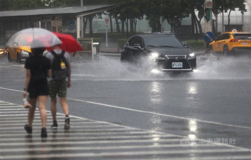 中央氣象局26日表示,今年秋季氣溫較暖,雨量也會偏多。(中央社檔案照片)