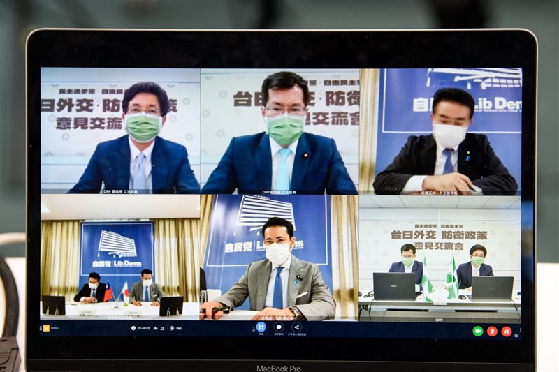 民主進步黨27日上午與日本自由民主黨舉行「外交.防衛政策意見交流會」,民進黨由立委羅致政及蔡適應代表,自民黨由佐藤正久參議員及大塚拓眾議員代表。(民進黨提供)中央社記者溫貴香傳真 110年8月27日