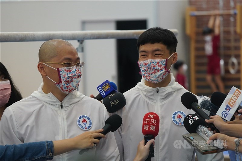 台灣體操好手唐嘉鴻(右)放棄世錦賽,以提前準備體操新規則,備戰未來的亞運、巴黎奧運。圖為唐嘉鴻27日出席國立台灣師範大學召開的記者會。左為教練翁士航。中央社記者徐肇昌攝 110年8月27日