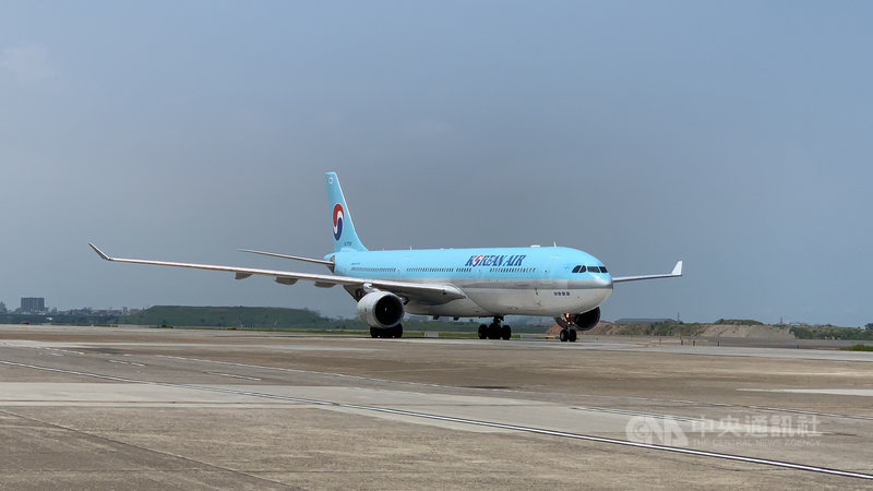 台灣自購的最新一批AZ疫苗27日由大韓航空班機載運來台,中午抵達桃園機場,由海關及檢疫人員完成機邊驗放,後續將送至冷儲物流中心進行檢驗封緘作業。中央社記者葉臻攝 110年8月27日