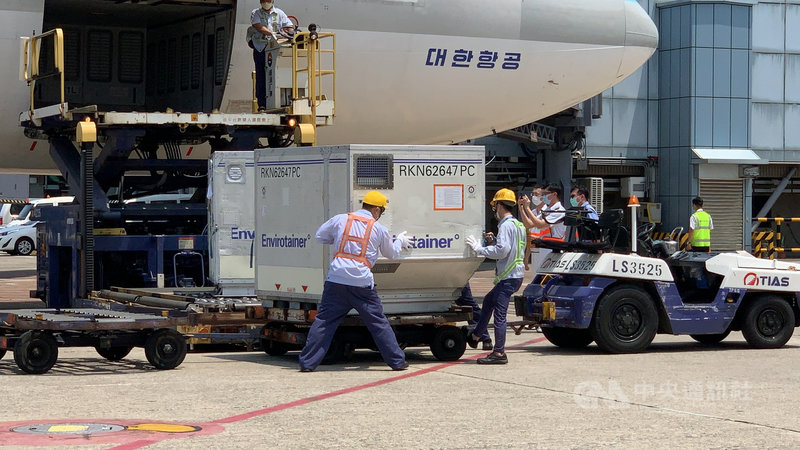 台灣自購的最新一批AZ疫苗27日由大韓航空班機載運來台,由海關及檢疫人員完成機邊驗放,後續將送至冷儲物流中心進行檢驗封緘作業。中央社記者葉臻攝 110年8月27日