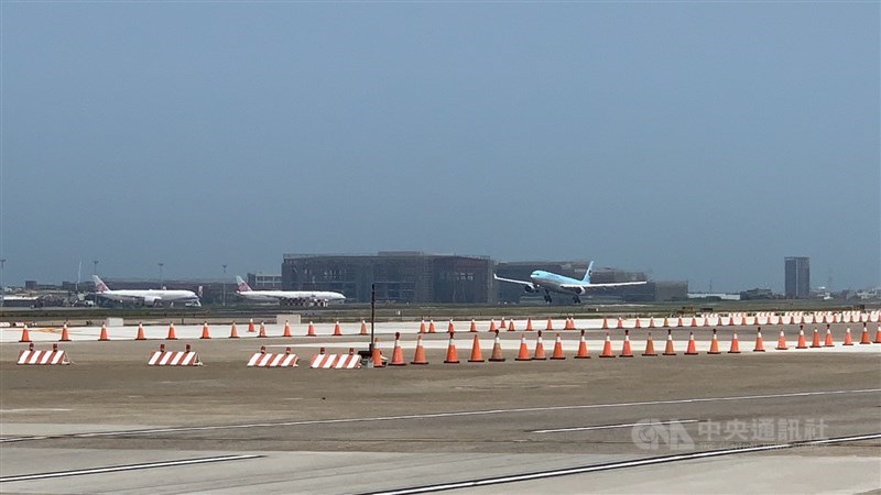 台灣自購的最新一批AZ疫苗，27日中午由大韓航空班機載運來台。中央社記者葉臻攝 110年8月27日