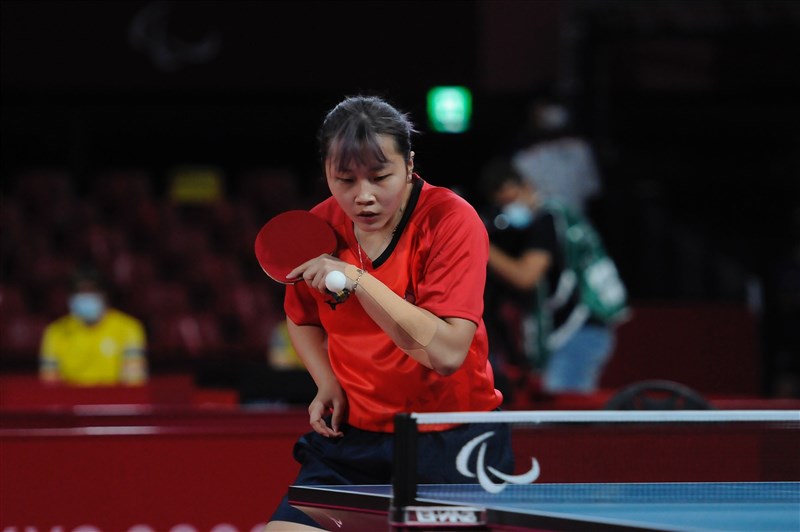 台灣桌球女將田曉雯(前)27日東京帕運以3比0完封中國好手趙小靜,小組賽3場全勝晉級6強。(體育署提供)
