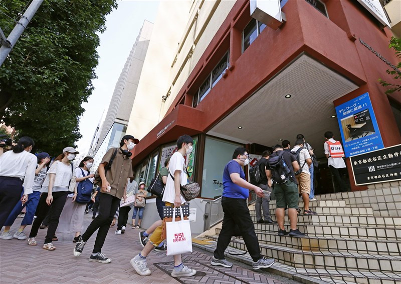 JR澀谷站附近開設的疫苗接種站27日中午開張,因不需事前預約,一早便有約300人大排長龍。(共同社)