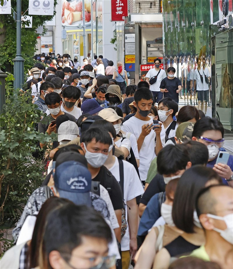 日本東京都在澀谷區開設專為年輕人打疫苗的接種站因不需事前預約,27日一早大排長龍人潮超出預期,28日起將改為抽籤制。(共同社)