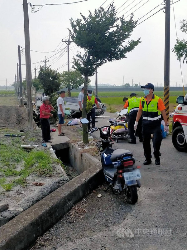 雲林水林鄉27日發生死亡車禍,林姓女幼教師開休旅車載3個孩子出門,在一處產業道路與轎車相撞,失控翻車,救護人員到場發現,2名青少年被拋出車外死亡,女駕駛與1名小朋友受困車內。(雲林縣消防局提供)中央社記者蔡智明傳真 110年8月27日