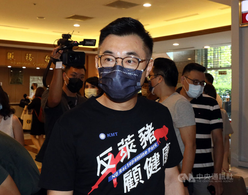 陸委會希望在野黨能理解中共當局對台壓迫的事實;國民黨主席江啟臣(前)27日出席「1218重新出發,政府獨裁、公投制裁」記者會後對此表示,他理解所有問題,也理解民進黨的害怕與無能;並指出,台灣內部的兩岸共識,應透過兩岸前途國是論壇凝聚。中央社記者郭日曉攝 110年8月27日