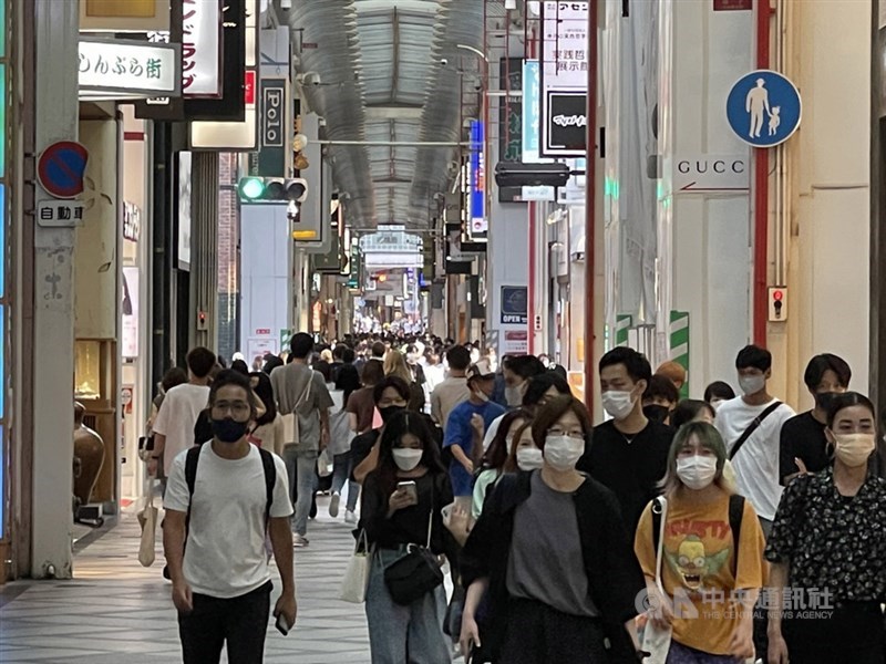 日本大阪府知事吉村洋文表示,將在大阪府設置千床規模的臨時大規模醫療設施。圖為大阪心齋橋一帶。中央社記者楊明珠大阪攝 110年8月26日