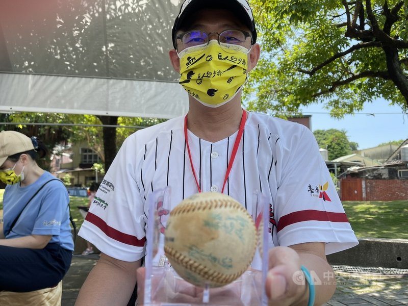 1971年巨人少棒在美國威廉波特奪得世界冠軍，當時送給前MLB執行長的簽名球，經過拍賣轉了幾手後，被球迷蔡傑瑞在美國以重金買了下來，永存台灣。中央社記者張榮祥台南攝 110年8月28日