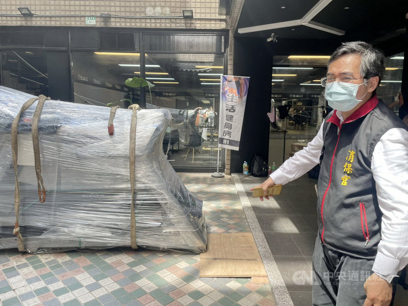 新北市法制局主任消保官王治宇(圖)28日上午前往無預警倒閉的板橋Life Gym生活健身房現場勘查,並指出市府消保官將協助會員們透過聲請支付命令程序求償退費。(新北市議員何博文服務處提供)中央社記者黃旭昇新北市傳真 110年8月28日