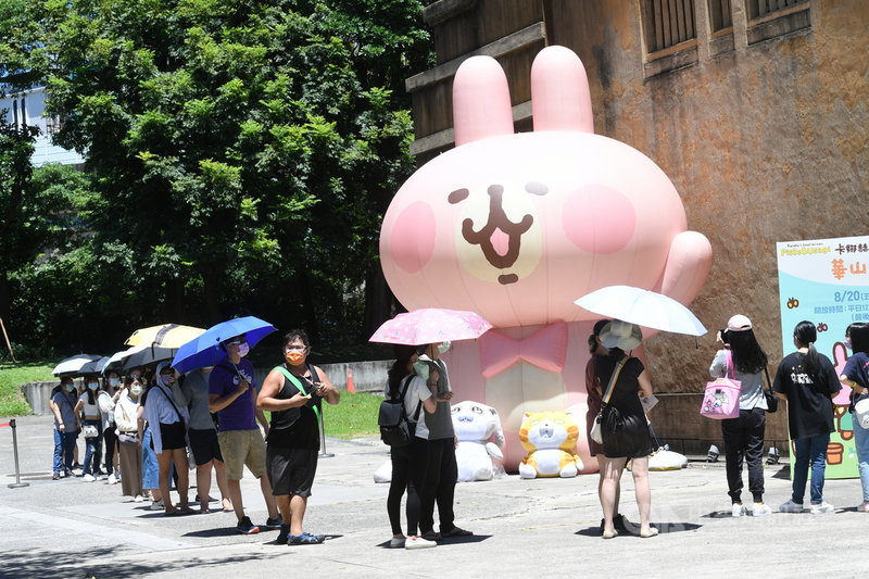 中央氣象局表示,28日天氣穩定,各地高溫約攝氏33至35度,尤其是在台北盆地、高屏近山區內陸及花東縱谷可能有36度以上高溫。圖為民眾中午頂著豔陽,在華山藝文特區排隊,準備進場看展覽。中央社記者施宗暉攝 110年8月28日
