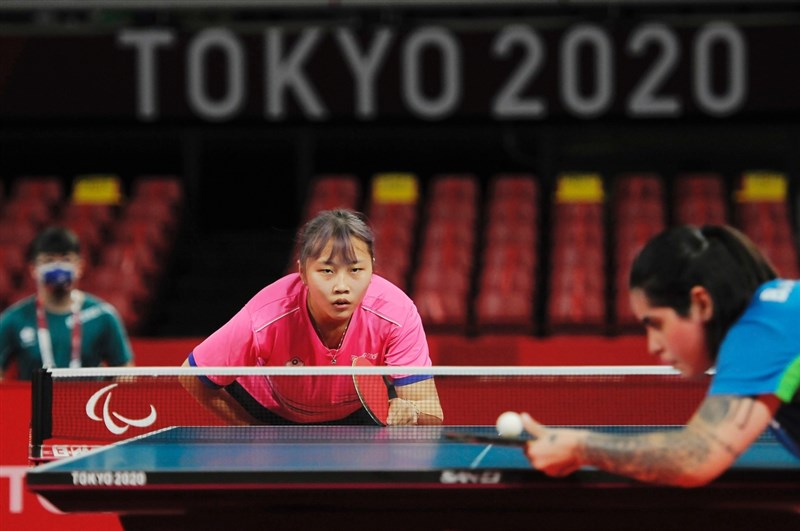 台灣帕運桌球小將田曉雯(中)28日在2020東京帕運桌球第10級女單4強,不敵巴西選手獲得銅牌,這也是今年中華帕運代表團的首面獎牌。(體育署提供)中央社記者龍柏安傳真 110年8月28日