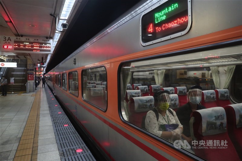 國內疫情趨緩,指揮中心副指揮官陳宗彥28日表示,高鐵、台鐵、旅遊鬆綁措施這2天將定案。(中央社檔案照片)