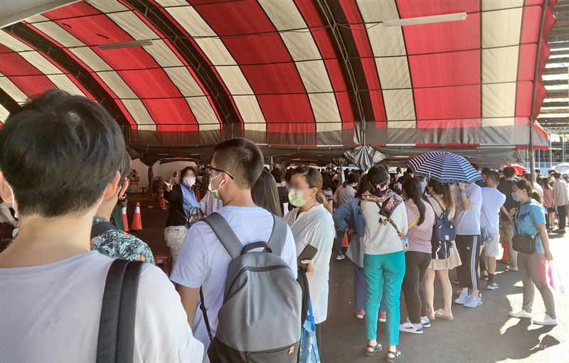 新北市板橋大遠百有櫃姐確診COVID-19,28日停業消毒;依相關規定,企業員工皆必須持有篩檢陰性證明,百貨才能申請恢復營業。部分遠百員工28日前往板橋江翠社區篩檢站等待篩檢。(民眾提供)中央社記者黃旭昇新北市傳真 110年8月28日