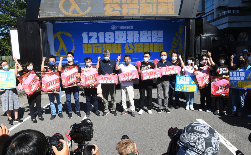 國民黨28日在台北舉行反萊豬公投宣傳活動,黨主席江啟臣(右7)等人齊聲宣示反萊豬公投理念,呼籲全民12月18日出門投下重要一票。中央社記者施宗暉攝 110年8月28日