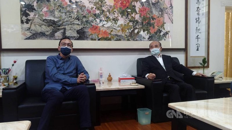 國民黨主席選舉在即,前新北市長朱立倫(左)28日到高雄拜訪前立法院長王金平(右)。中央社記者蔡孟妤攝 110年8月28日