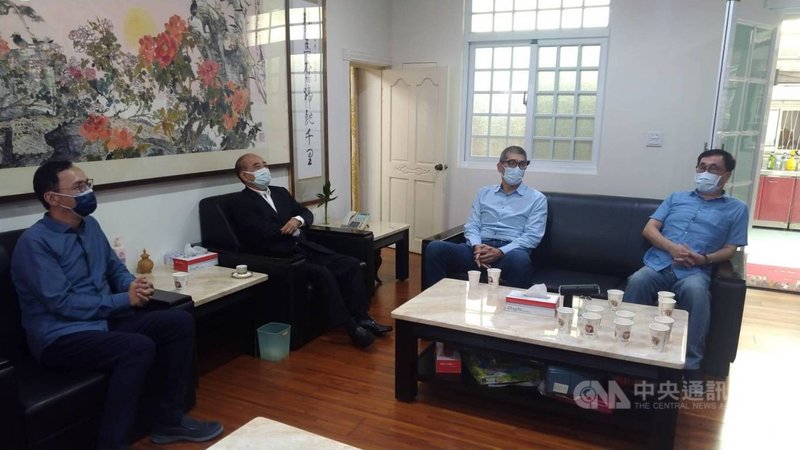 參選國民黨主席的前新北市長朱立倫(左1)28日上午在前高雄市副市長李四川(右1)、前國民黨智庫副董事長連勝文(右2)等人陪同下,到高雄拜訪前立法院長王金平(左2)。中央社記者蔡孟妤攝 110年8月28日
