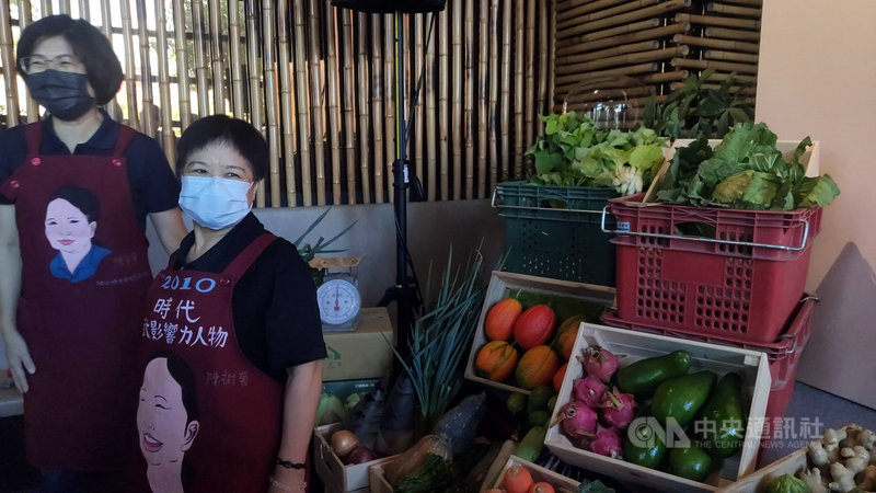 台東賣菜愛心阿嬤陳樹菊(左2)28日再捐1500萬元成立「生產暨急難慰助基金」,捐贈會場特別布置一個菜攤,安排樹菊嬤穿上圍裙再次體驗賣菜。左1為台東縣長饒慶鈴。中央社記者盧太城台東攝 110年8月28日