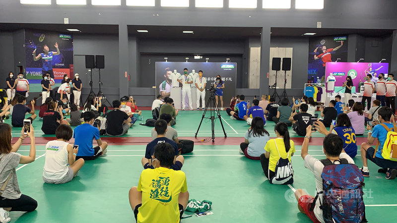 台灣羽球男雙金牌組合「麟洋配」28日應邀到桃園參加粉絲見面會,吸引不少球迷到場支持,現場不忘安排球迷朋友們保持防疫距離。中央社記者葉臻攝 110年8月28日