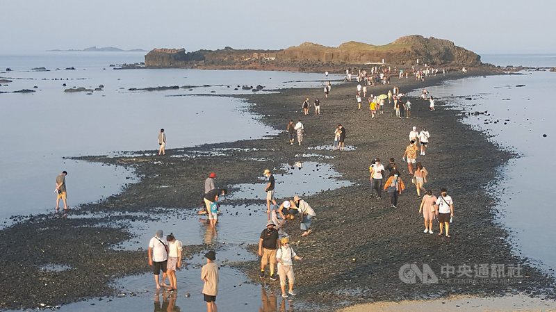 國內COVID-19疫情穩定趨緩,各地管制措施也逐步鬆綁,澎湖指標性觀光景點「摩西分海」也開始出現觀光人潮。中央社 110年8月28日
