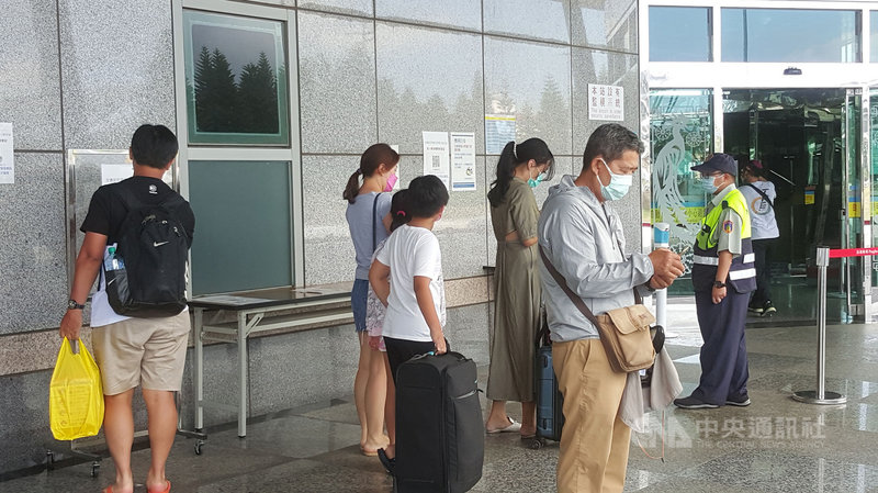 澎湖縣政府旅遊處28日表示,緊接而來的中秋節4天連假,空中運輸除原先402架次、近2萬6000個機位外,加班機將再提供4472個機位,30日上午9時起開放訂位。中央社 110年8月28日