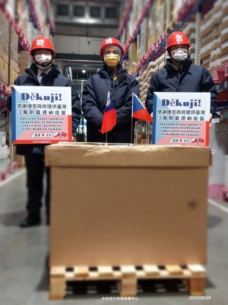 捷克贈送的3萬劑COVID-19疫苗29日抵台,運送至指定冷儲物流中心進行檢驗封緘。疾管署長周志浩(左起)與捷克駐台辦事處代理代表唐迪、外交部歐洲司司長陳立國赴現場視察。(指揮中心提供)