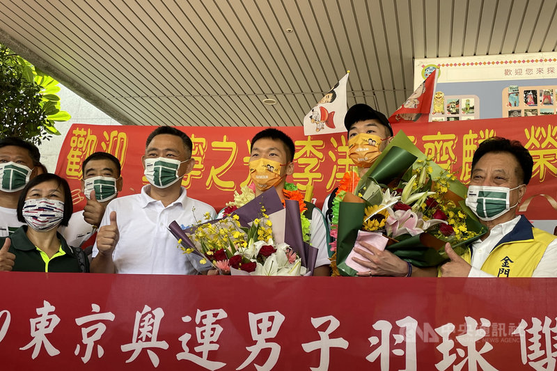 為金門奪得奧運首面金牌的李洋(右3)回鄉了,他和搭檔王齊麟(右2)29日上午抵達金門尚義機場,縣長楊鎮浯(右4)等人前往迎接,2人也受到金門民眾英雄式歡迎。中央社記者黃慧敏攝 110年8月29日