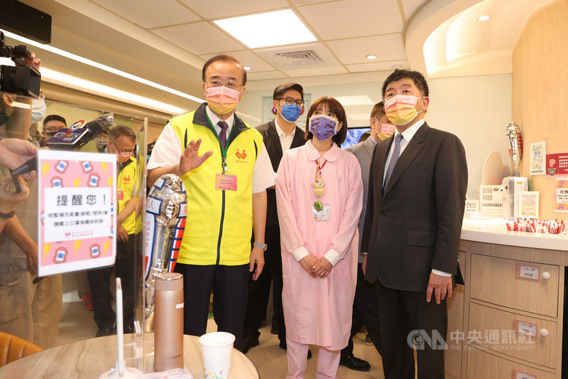 「扶輪有愛!捐血最樂」推廣活動記者會29日舉行,衛福部長陳時中(前右)出席並參觀捐血室。中央社記者謝佳璋攝 110年8月29日