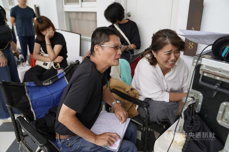 導演陳長綸(前左)、嚴藝文(前右)再度攜手執導戲劇「俗女養成記2」,帶著原班人馬與兩倍預算,跳脫原著延伸「陳嘉玲」一家人生下半場成長故事。(華視、CATCHPLAY提供)中央社記者葉冠吟傳真 110年8月29日