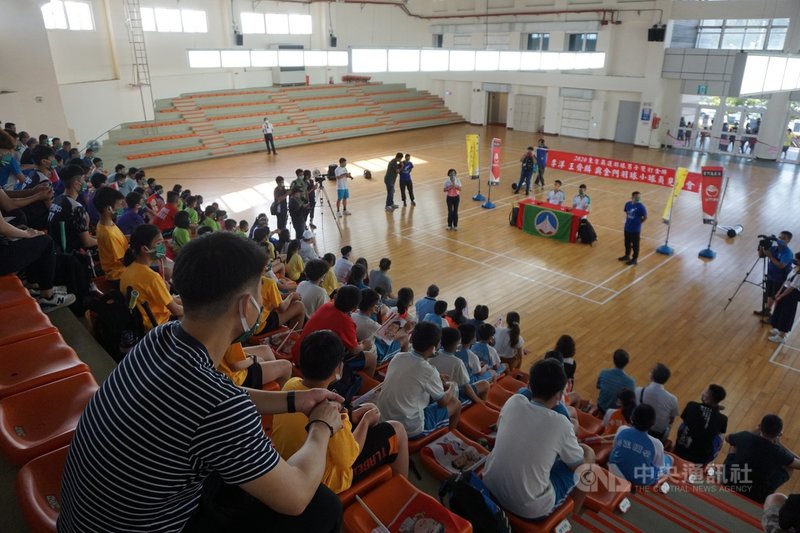 東京奧運羽球男雙金牌李洋和王齊麟29日與金門縣中小學羽球選手相見歡,並與去年本地男女冠亞軍選手對打,讓小選手十分興奮。中央社記者黃慧敏攝 110年8月29日
