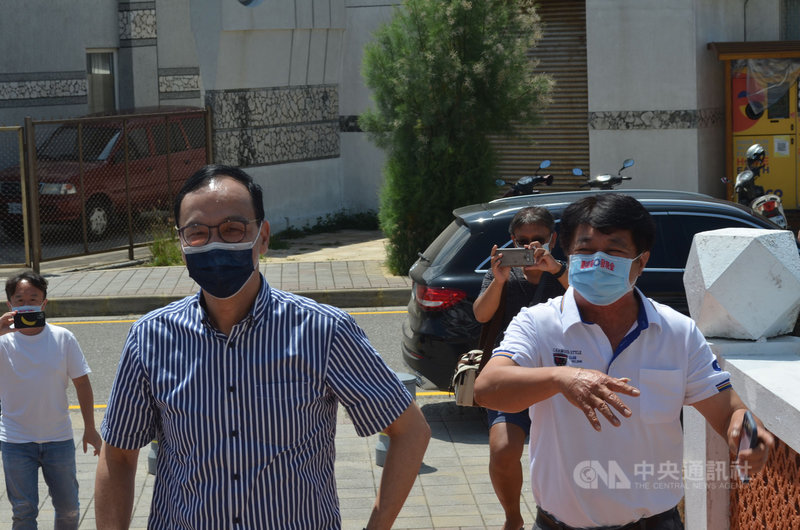 前國民黨主席朱立倫(前左)29日在澎湖與黨代表等人座談時指出,明年地方選舉只是第一步,2024年的總統大選,國民黨將推出最強的候選人,重返執政。中央社 110年8月29日