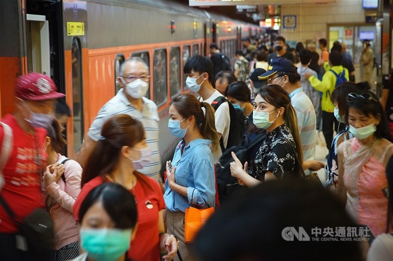 台北市29日新增2例本土COVID-19個案,衛生局表示,其中1人曾搭台鐵、捷運,並到過花蓮、宜蘭、基隆等縣市。圖為台鐵乘車人潮,非當事人。(中央社檔案照片)