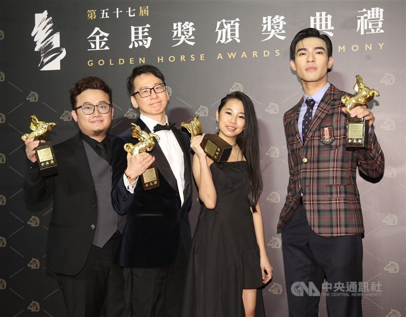 國片主題曲「刻在我心底的名字」捲入抄襲爭議,3位共同創作者謝佳旺(左1)、陳文華(左2)、許媛婷(左3)29日強調絕對是原創歌曲。圖為3人以該曲目奪得第57屆金馬獎最佳原創電影歌曲。(中央社檔案照片)