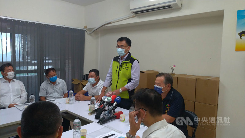 防堵非洲豬瘟,農委會主委陳吉仲(站立者)29日與中部地區豬農座談,並說明停用廚餘等相關補助措施,盼中央、地方與農民共同努力。中央社記者蘇木春攝 110年8月29日