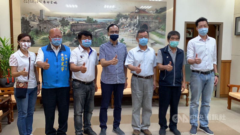 前國民黨主席朱立倫(中)29日上午到澎湖,分別拜會縣長賴峰偉(右3)、國民黨團等。中央社 110年8月29日