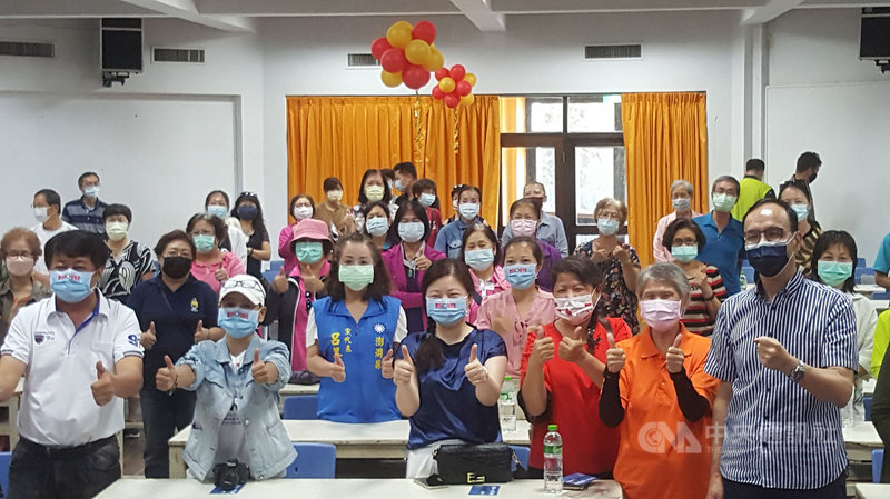 前國民黨主席朱立倫(前右)到澎湖,並與青工會、婦女會、新住民團體與黨代表等座談。中央社 110年8月29日