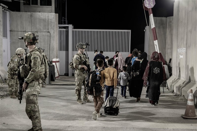 全球百國發布聲明指出,塔利班已保證在美軍31日完成撤離行動後,繼續允許阿富汗人出境。圖為美軍在喀布爾機場護送撤離民眾。(圖取自twitter.com/DeptofDefense)