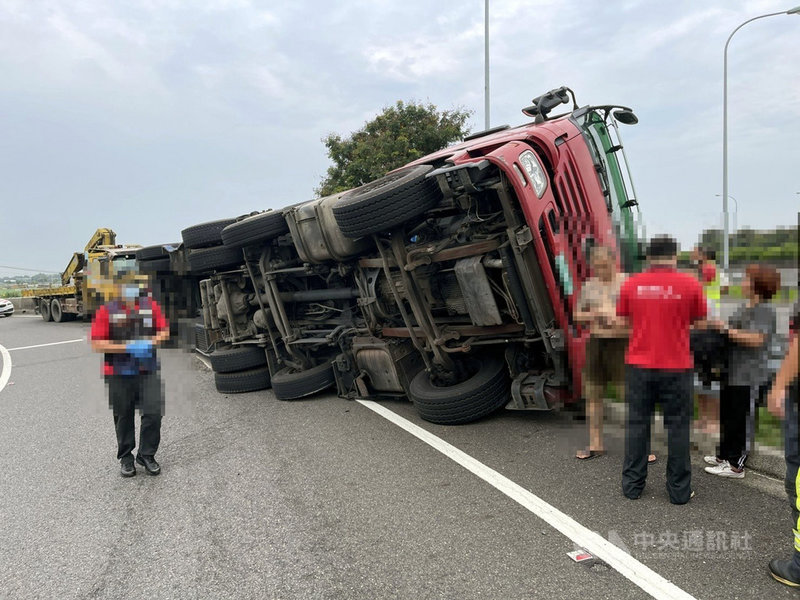 道1號嘉義交流道入口環道30日發生一輛載運稻穀的聯結車翻覆意外,所幸駕駛沒有受傷。(國道第四公路警察大隊提供)中央社記者黃國芳傳真 110年8月30日
