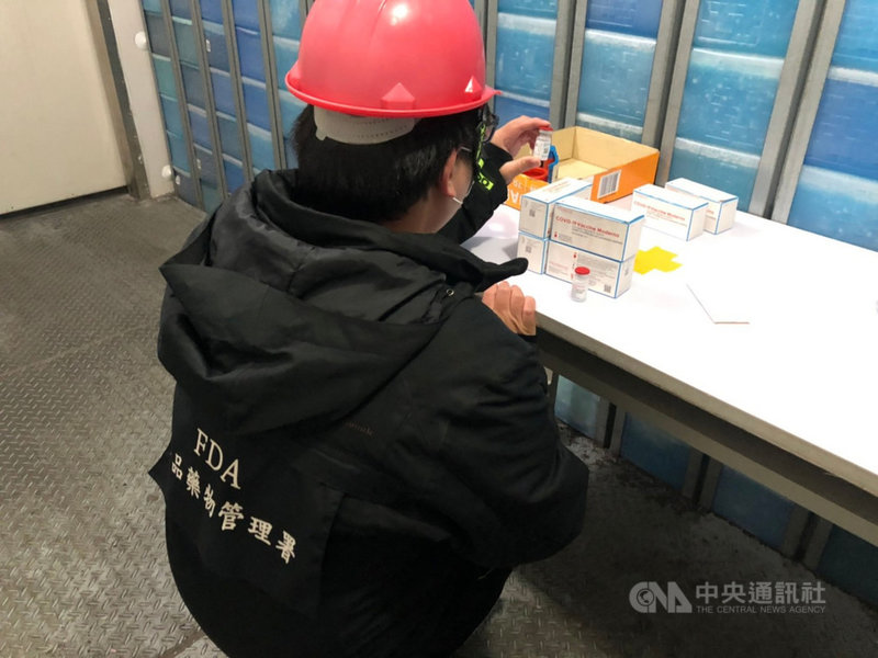捷克政府捐贈3萬劑莫德納的COVID-19(2019冠狀病毒疾病)疫苗29日抵台,食藥署30日表示,最快9月6日驗畢。(衛福部食藥署提供)中央社記者江慧珺傳真 110年8月30日
