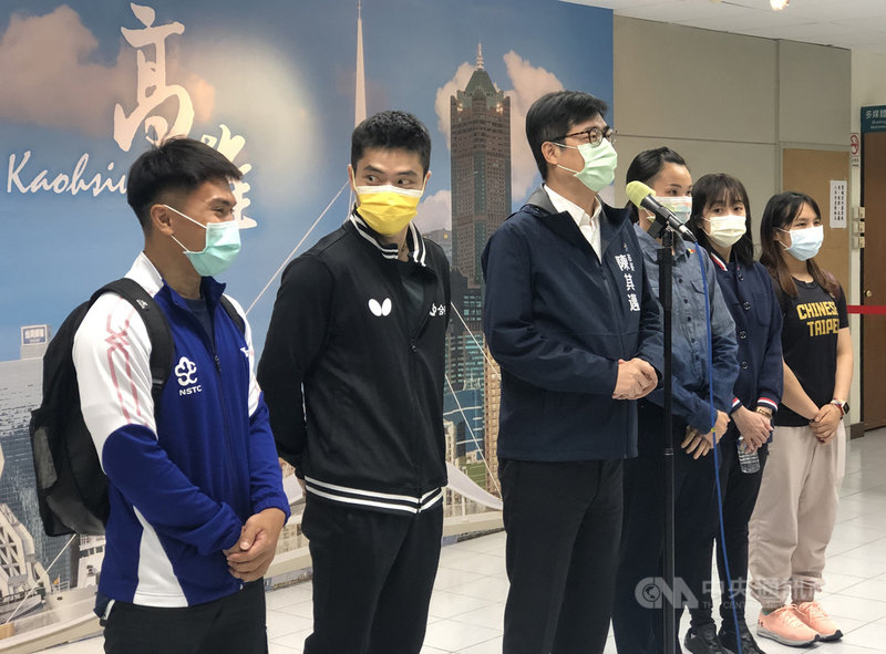 高雄市長陳其邁(左3)30日下午會晤代表台灣參加東京奧運的高雄市籍選手,包括羽球女單銀牌得主戴資穎(右3)、桌球老將莊智淵(左2)、射擊選手「證件妹」吳佳穎(右2)、舉重選手江念欣(右)及高展宏(左)。中央社記者侯文婷攝 110年8月30日