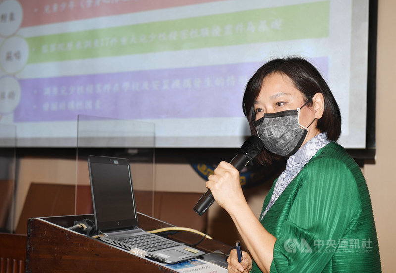 監察委員紀惠容(圖)等人30日指出,校園及安置機構性侵案件逐年升高,應加強揭弊者保護、營造友善環境,讓兒少勇於求助,以有效降低犯罪黑數。中央社記者施宗暉攝 110年8月30日