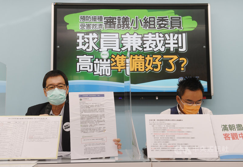 國民黨立法院黨團總召費鴻泰(左)、立委洪孟楷(右)30日舉行記者會,批評預防接種受害救濟審議小組委員有多位和高端有關係,應該退出以免球員兼裁判。中央社記者施宗暉攝 110年8月30日