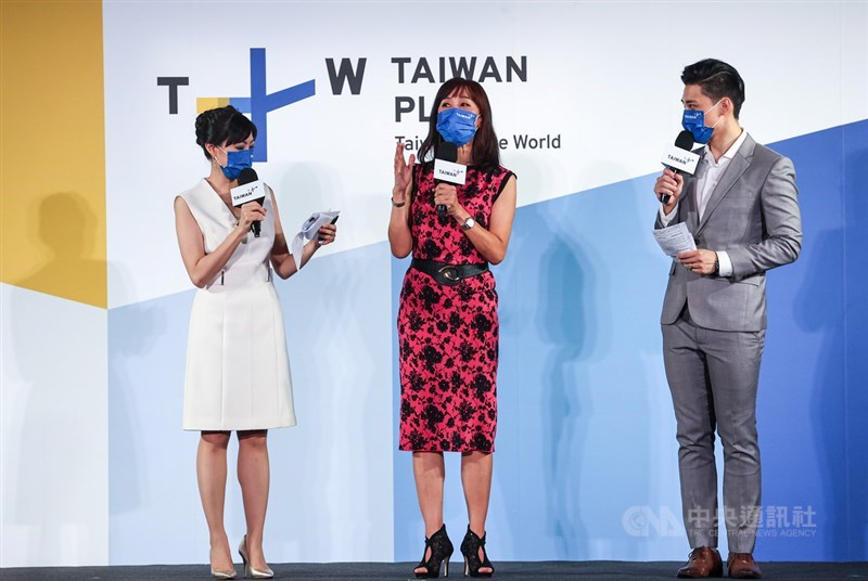 國際影音串流平台TaiwanPlus(Taiwan+)30日晚間在國立台灣博物館廣場舉行全球開播典禮,執行長蔡秋安(中)說,希望讓TaiwanPlus是延展、串連、疊加及無限可能的開闊,「如同台灣匯聚多族群、多文化、多語言、多樣貌,透過故事與新聞,精準傳送到全世界」。中央社記者鄭清元攝 110年8月30日