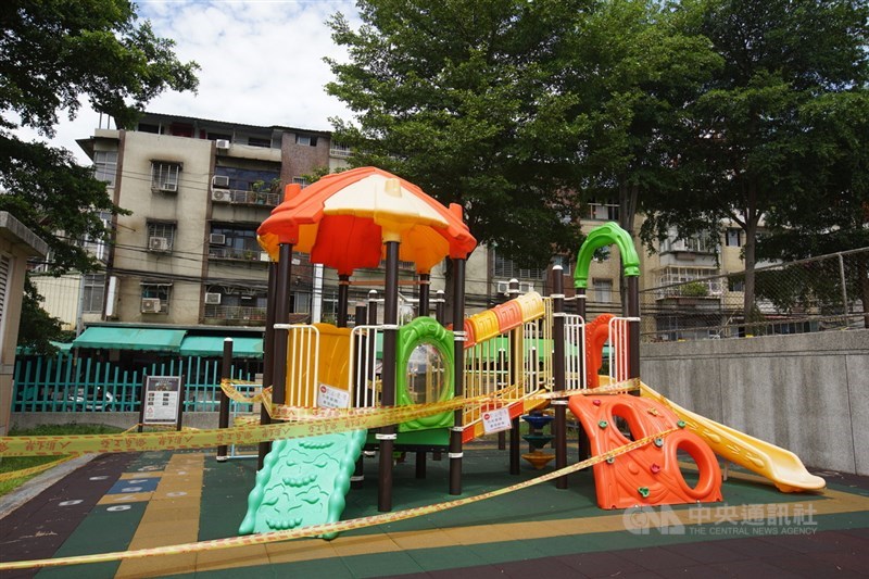 疫情指揮中心30日宣布,新增3例COVID-19本土病例、5例境外移入。圖為新北市江翠國小為了高規格防疫,遊樂設施持續封閉不開放。中央社記者徐肇昌攝 110年8月30日