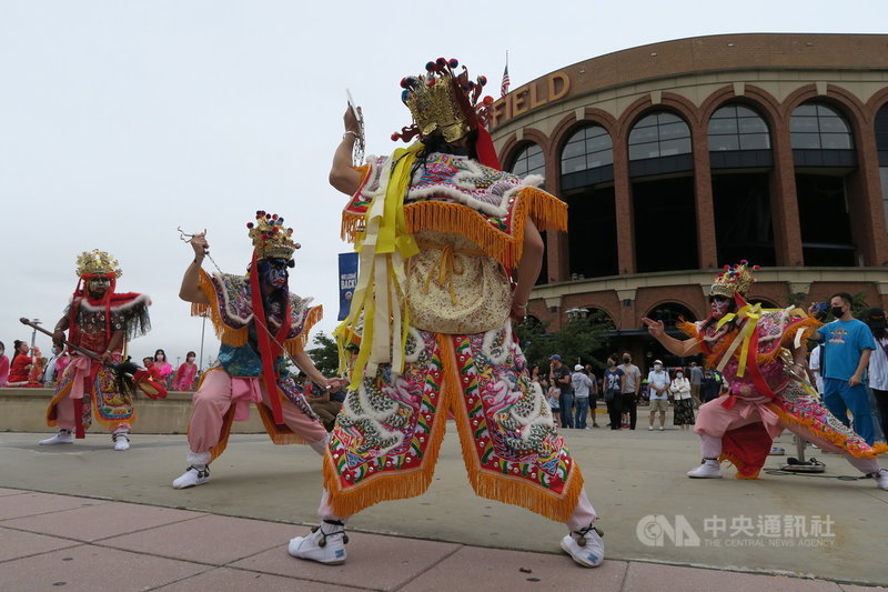 第16屆紐約大都會台灣日29日登場，場外的三太子民俗表演吸引許多球迷進場前駐足觀賞。中央社記者尹俊傑紐約攝 110年8月30日