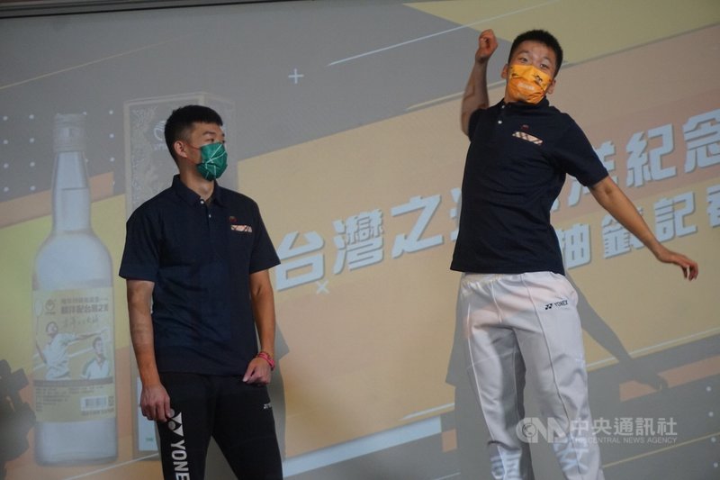 金門縣政府30日舉行「麟洋紀念酒抽籤直播記者會」,在東京奧運勇奪羽球男子雙打金牌的李洋(右)與王齊麟(左)現場見證,李洋應主持人要求做出最殺動作。(飲酒過量有害健康;酒後勿開車;未成年請勿飲酒)中央社記者黃慧敏攝 110年8月30日