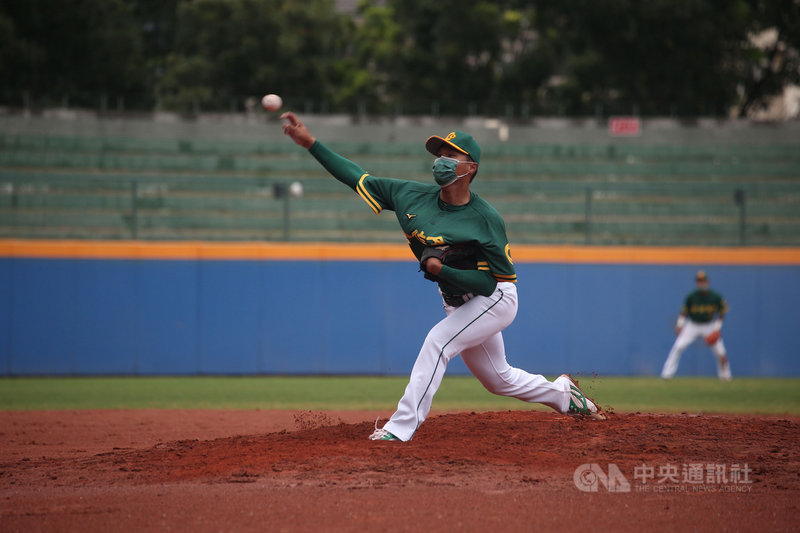2021年爆米花棒球聯盟合作金庫成棒隊派出18歲新血賴延峰(圖)先發,賴延峰投5局無失分、好投壓制,率隊以7比0擊敗綺麗珊瑚隊。(中華民國棒球協會提供)中央社記者謝靜雯傳真 110年8月30日